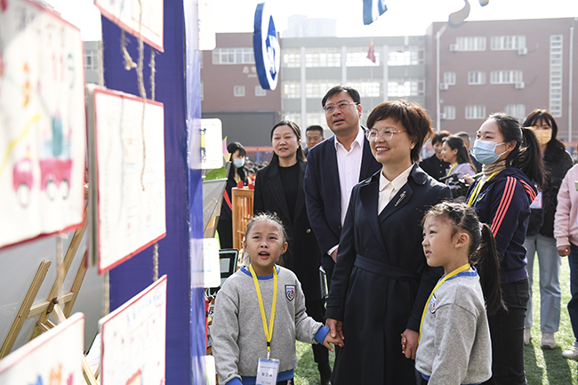 2 市教育局党组书记、局长王丽娟参观各学校展台。.jpg